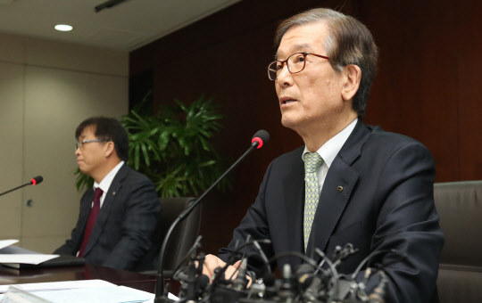 이동걸 산업은행 회장(오른쪽)이 1일 오후 서울 여의도 산업은행 본관 7층 회의실에서 정용석 구조조정부문장과 함께 대우조선해양 정상화 진행 상황 및 향후 계획에 대해 브리핑하고 있다.  연합뉴스